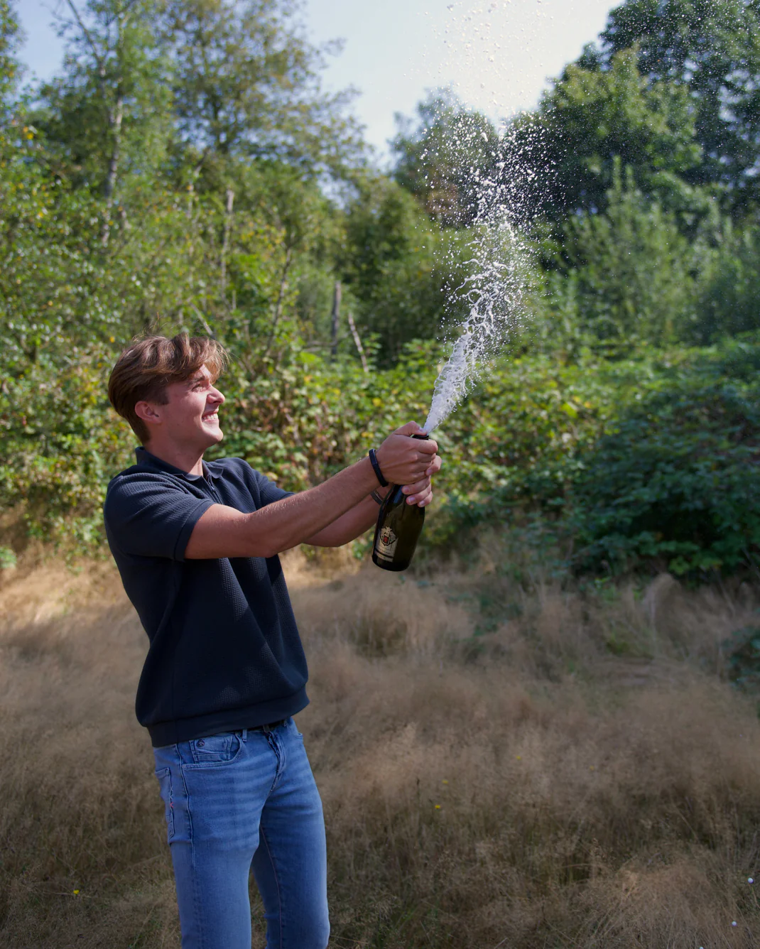 Tom met fles mousserend